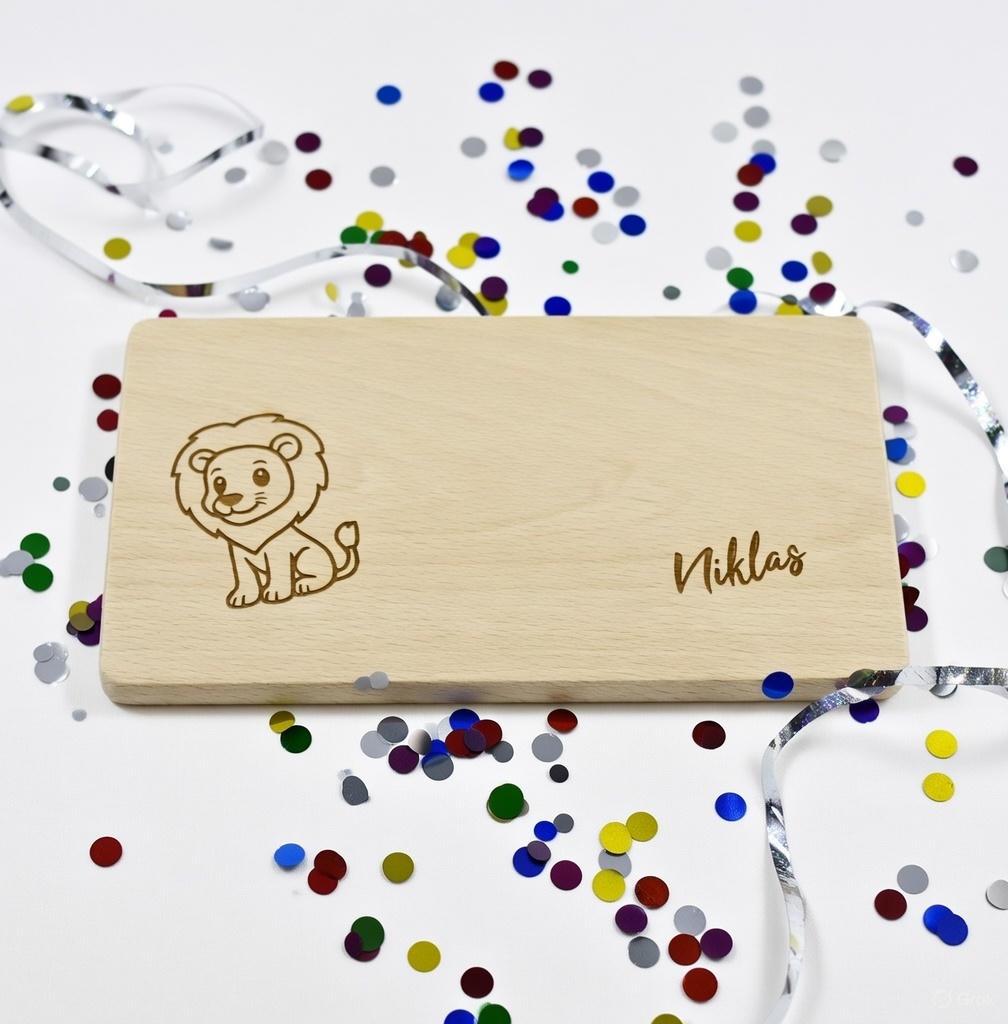 Personalisiertes Frühstücksbrettchen Löwe aus Holz mit Gravur